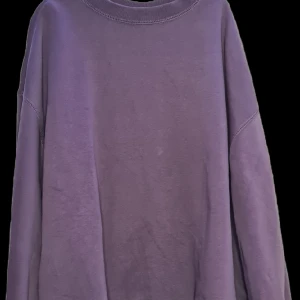 Weekday lila crewneck - Den har nog använts 2-3 gånger. Super fin crewneck från WEEKDAY. Det står XS på lappen men den kan passa som S eller M. Kontakta mig om fler bilder önskas. Köpt den för 400kr. Pris kan alltid diskuteras.