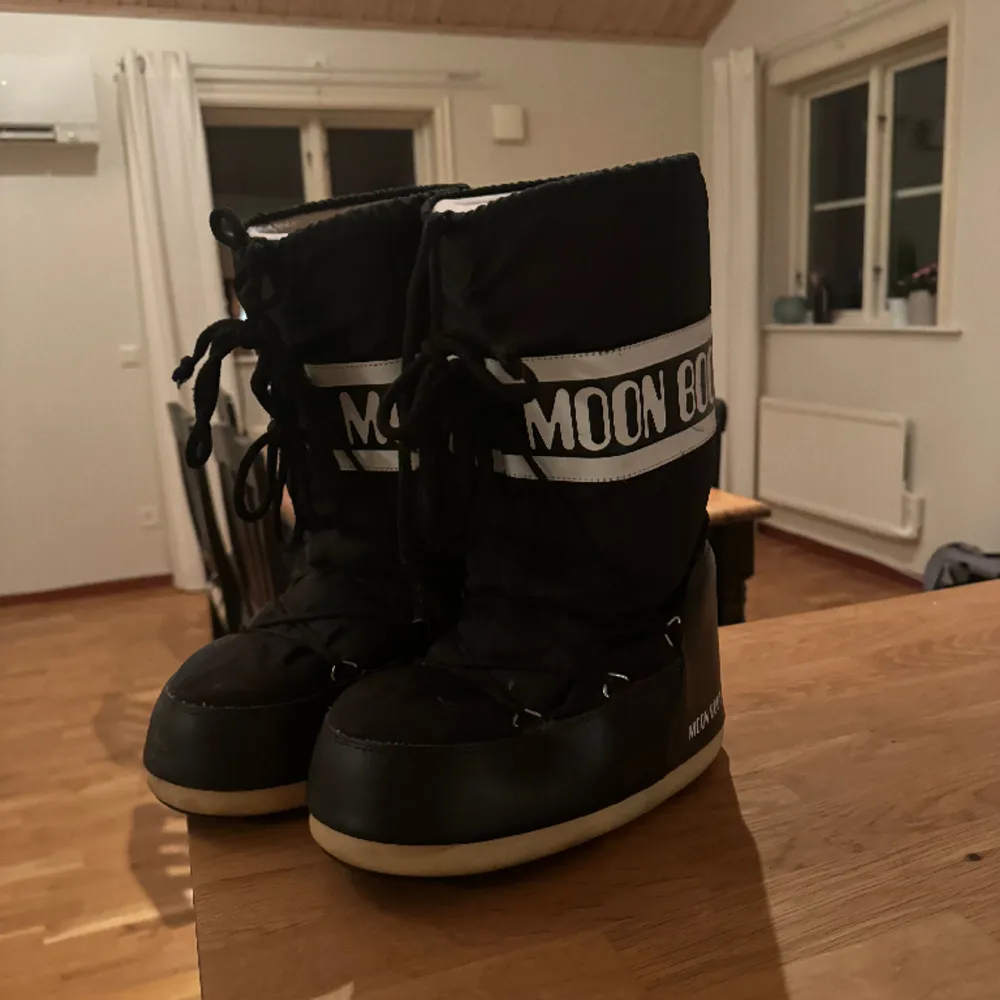 Fina & varma (äkta) moonboots. Storlek 38-40 men passar perfekt på mig som har runt 37-38. . Skor.