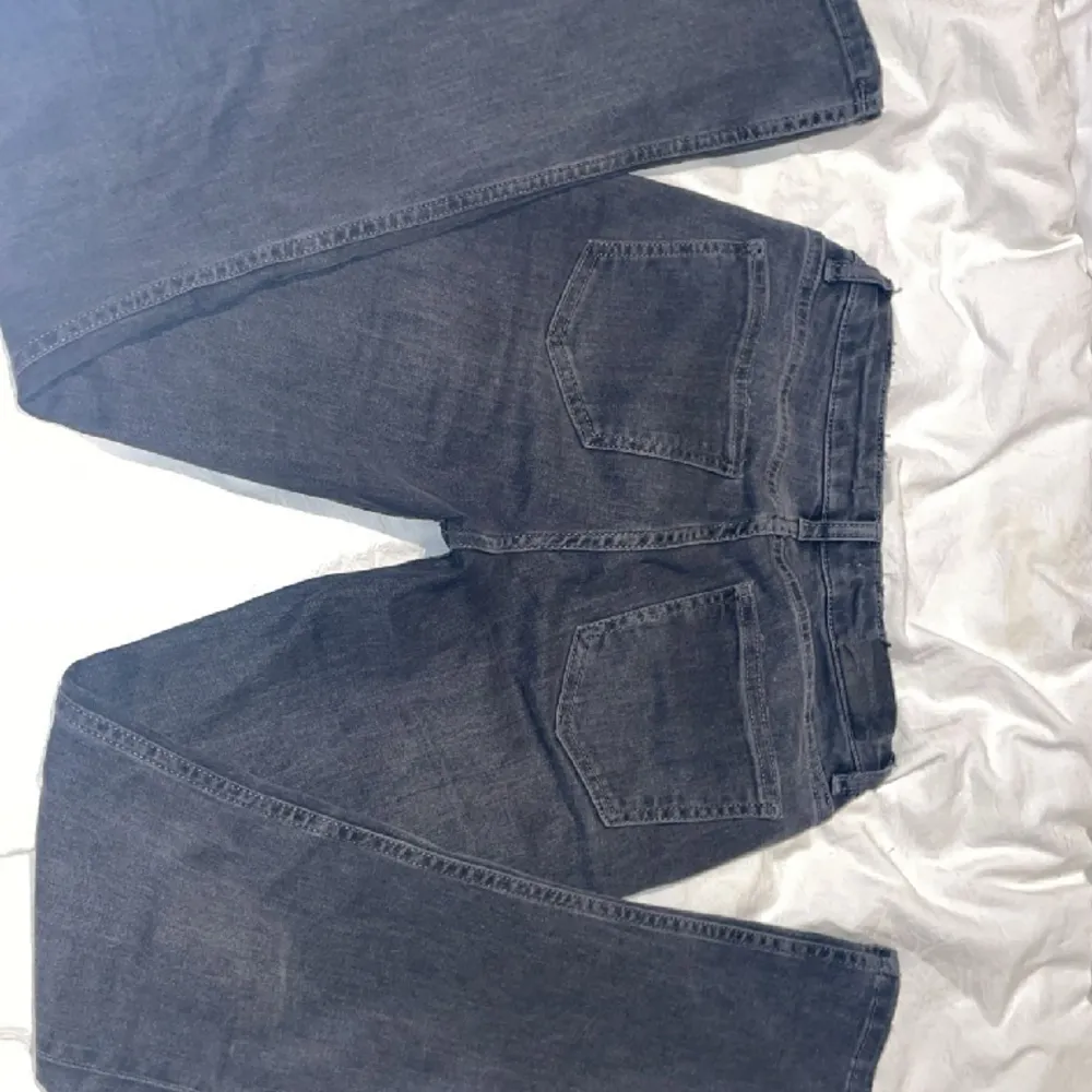 Gråa bootcut jeans, använda men bra skickt!💞. Jeans & Byxor.
