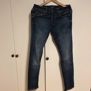 Jack and Jones jeans stl W29 L32 - Säljer nu dessa Jack and Jones jeansen i stl W: 29 L:32. Dom är i princip aldrig använda och är i mycket bra skick. Passformen är Slim och modellen är Glenn. Jag är 188 cm. Vid fråga är det bra och höra av sig. 