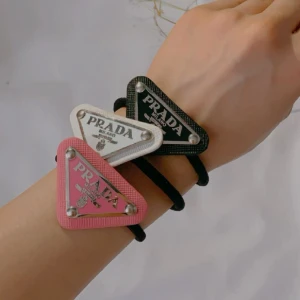 Prada hårsnuddar -  3 styckna super fint prada hårsnuddar i färger rosa, svart och vit. 