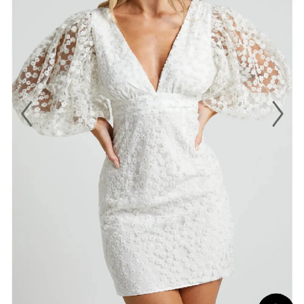 (Lånade bilder) INTRESSEKOLL på en sjukt fin vit klänning från Showpo, helt oanvänd med lapparna kvar! Säljer så den va för lite för mig. Passar perfekt till studenten🥰 Tar emot bud från 800kr!. Klänningar.