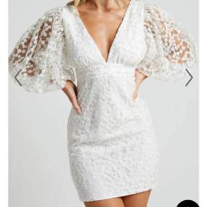 (Lånade bilder) INTRESSEKOLL på en sjukt fin vit klänning från Showpo, helt oanvänd med lapparna kvar! Säljer så den va för lite för mig. Passar perfekt till studenten🥰 Tar emot bud från 800kr!