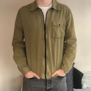 Incognito Overshirt - Säljer denna snygga gröna Incoggnito overshirt i Storlek M, använd men i bra skick 8/10, jag själv är 180cm, köp för endast 499kr, och hör av digvid eventuella funderingar✨