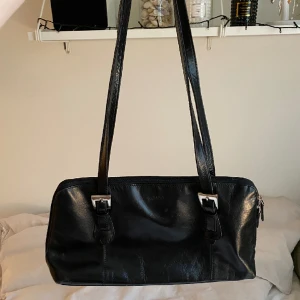 Skinnväska - Jättesnygg skinnväska köpt secondhand💖