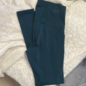 Träningstights - Har i verkligheten en ganska mörk och djup grön färg 🦋 Mycket sparsamt använda, inga defekter! 