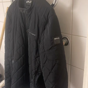  Replay herrJacka -  Som ny ledigt använd vid ett tillfälle  annars hängt i Garderoben på Galje i vaccuplast Riktigt fräsch  Hund katt o rökfri