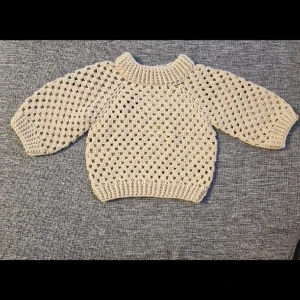 Virkad tröja för barn - Denna fina mysiga tröja har jag virkat. Garnet är av akryl och bomull. Tvättas i 30 grader. Passar barn vid ca 1 år - 1,5 år. Finns i rök och djurfritt hem. Köparen står för frakten. 