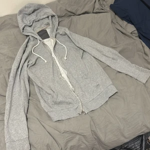 Kofta - Bara slutet av varje arm har dålig skick. 