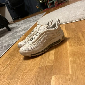 Air max 97  - Riktigt feta air max 97 för dunderpris (säljs för 1915kr på Zalando och är enligt Stock X värderade till 1600kr). Lite smutsiga men smutset går nog bort med en tvätt (därmed priset) men de ger ett gott helhetsintryck. Priset är ej hugget i sten!