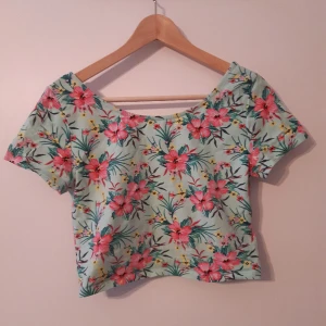 Mönstrad topp - Mönstrad magtröja, knappt använd i skönt material.