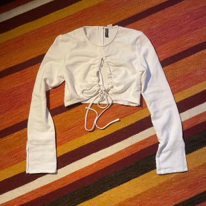 Crop top - Fin vit topp från H&M i storlek 40 men passar mer som en 38. Aldrig använd och i nyskick. Jätte fin till sommaren eller fest💕