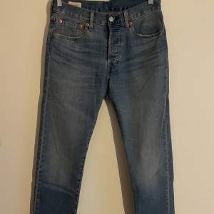 Blåa Levis jeans (501). Herrmodel, passar väldigt fint om man vill ha en lösare modell. Använda 2 gånger