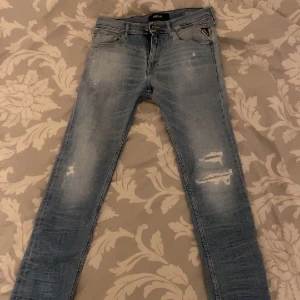 Replay Anbass jeans med slitning - Säljer mina snygga replay anbass jeans då de är för små på mig.  Storlek 30-32