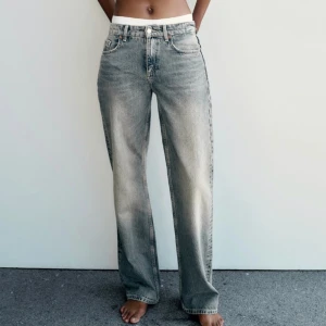 WidelegJeans💙 - Säljer dessa vida jeansen men supersnygg tvätt 🤩 Medelhög midja, långa ben. Nyskick från Zara 🤍