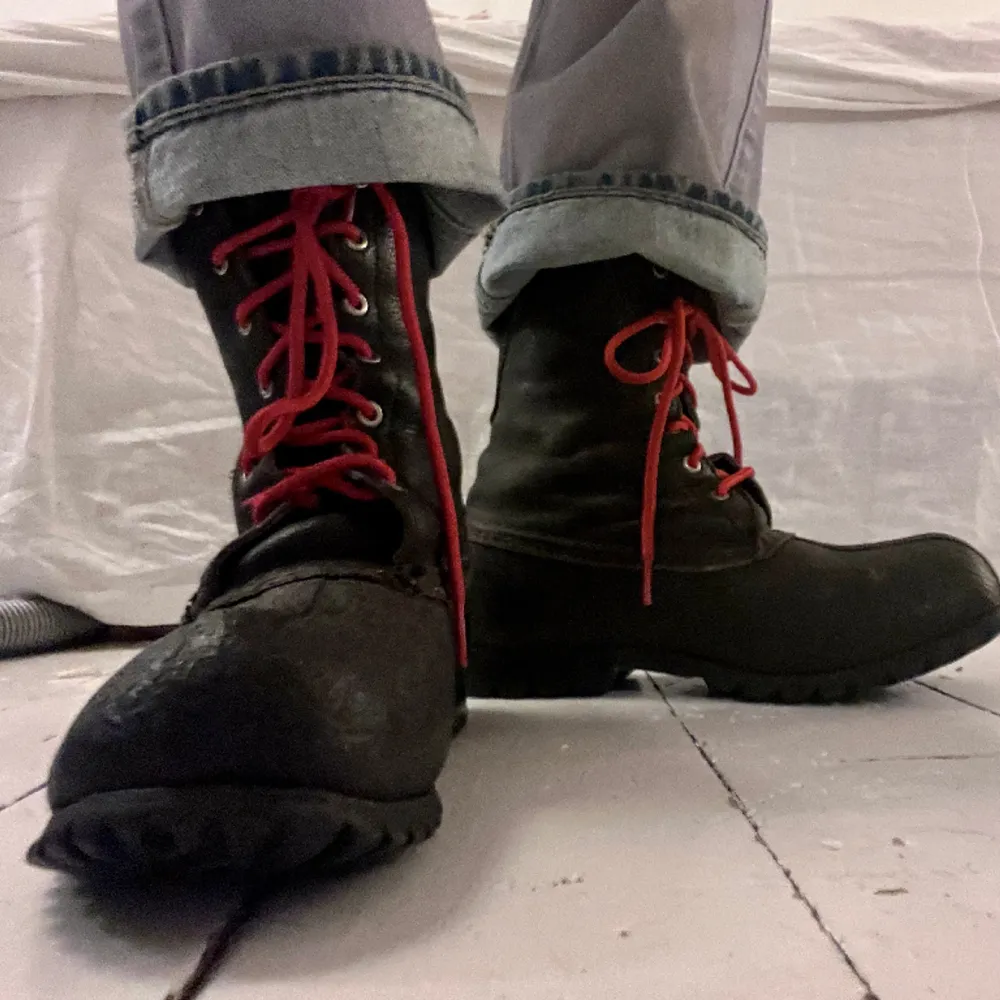 Supercoola boots i militär/combat-stil. Nederdelen är i nån slags hårdare plast(?) och skaftet i skinn. Jag har lagt i ullsulor och använt raggsockar eftersom dom inte är fodrade. Dom är ”slitna” på ett schysst sätt som ett par ingångna kängor ska va. Kengät.