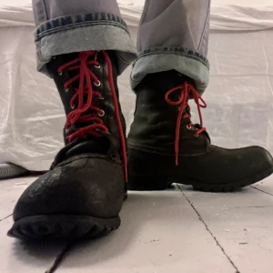 Combat vinterkängor  - Supercoola boots i militär/combat-stil. Nederdelen är i nån slags hårdare plast(?) och skaftet i skinn. Jag har lagt i ullsulor och använt raggsockar eftersom dom inte är fodrade. Dom är ”slitna” på ett schysst sätt som ett par ingångna kängor ska va