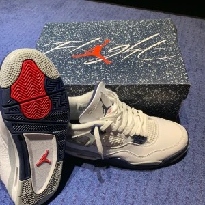 Jordan 4 midnight navy - Säljer mina Jordan 4 eftersom att jag blev intresserad av ett par andra skor. Storlek 43. Använda 1-2 gånger och crease skydd ingår. Skorna är helt äkta och kvitto samt box finns. Skorna är köpta på merchsweden för 4000 kr. Hör av dig vid frågor! 