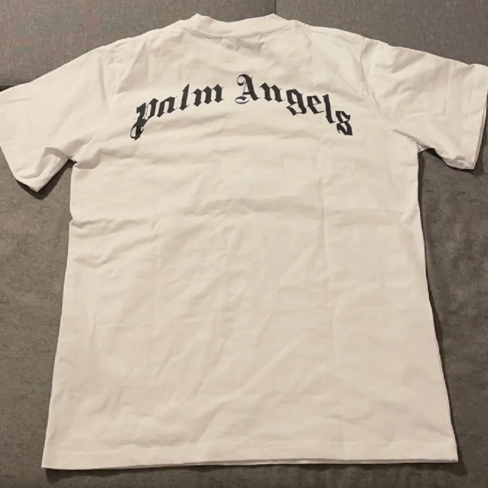 Vit Palm Angels t shirt. Helt ny. Aldrig använd. Säljer pga den passar inte min stil längre . T-shirts.
