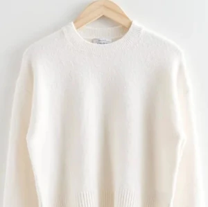 Other stories stickad tröja - Vit stickad tröja från Other & Stories❤️Storlek M och är i mycket bra skick. Skriv vid intresse 