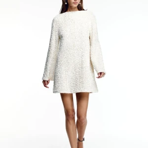 Paljett klänning - !intressekoll!  Sjukt snygg och trendig paljett klänning ifrån H&M i storleken M. Den är helt slutsåld på H&M’s sida. Nyköpt för 599 kr och endast använd 1 gång. (Osäker om jag verkligen vill sälja så tryck ej på köp nu!) hör gärna av er vid frågor💗