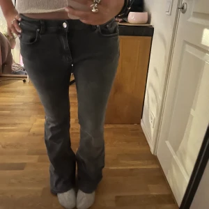 Grå jeans  - Så snygga gråa jeans 