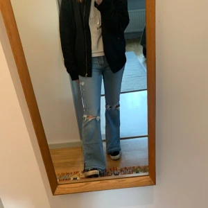 American eagle jeans  - Säljer dessa super snygga låg midjade american eagle jeans! 😍innerbenslängden är ca 75 cm och midjemåttet 36❤️❤️Endast använda 1-3 gånger! 💕💕