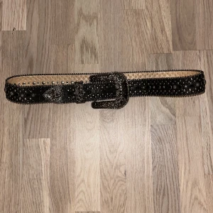Svart detaljerat bälte  - Säljer detta då nör jag köpte det bara legat och inte kommit till användning helt oanvänt och köpt i från shien för 250 Längd är 104 cm 