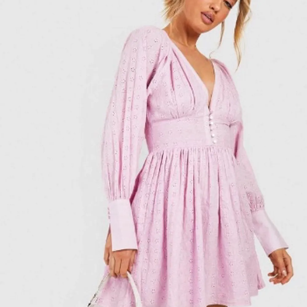 Superfin rosa klänning i storlek 36 från boohoo💞aldrig använd, prislappen sitter kvar! . Klänningar.