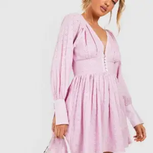 Superfin rosa klänning i storlek 36 från boohoo💞aldrig använd, prislappen sitter kvar! 