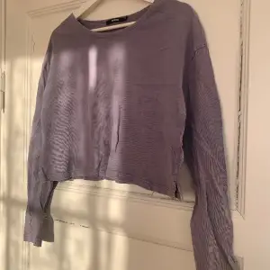 En lila långärmad oversized croptop från Bik Bok i storlek S (sitter mer som M). Har inga fläckar eller hål och är i bra skick.