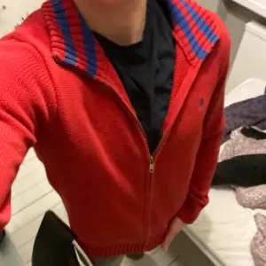 Exclusive fullzip från Ralph Lauren som är perfekt till en DateNight. Modellen i bilden är 178Cm och tröjan är i ett 9/10 skick. Orginal priset på tröjan är 2399kr med säljer min för endast 5 499Kr.