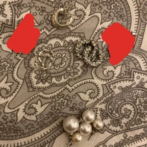 Örhängen  - Massa blandade örhängen i silver. Skriv privat för fler bilder eller frågor. Vissa är aldrig använda och visa är. Ett par för 20 kr.