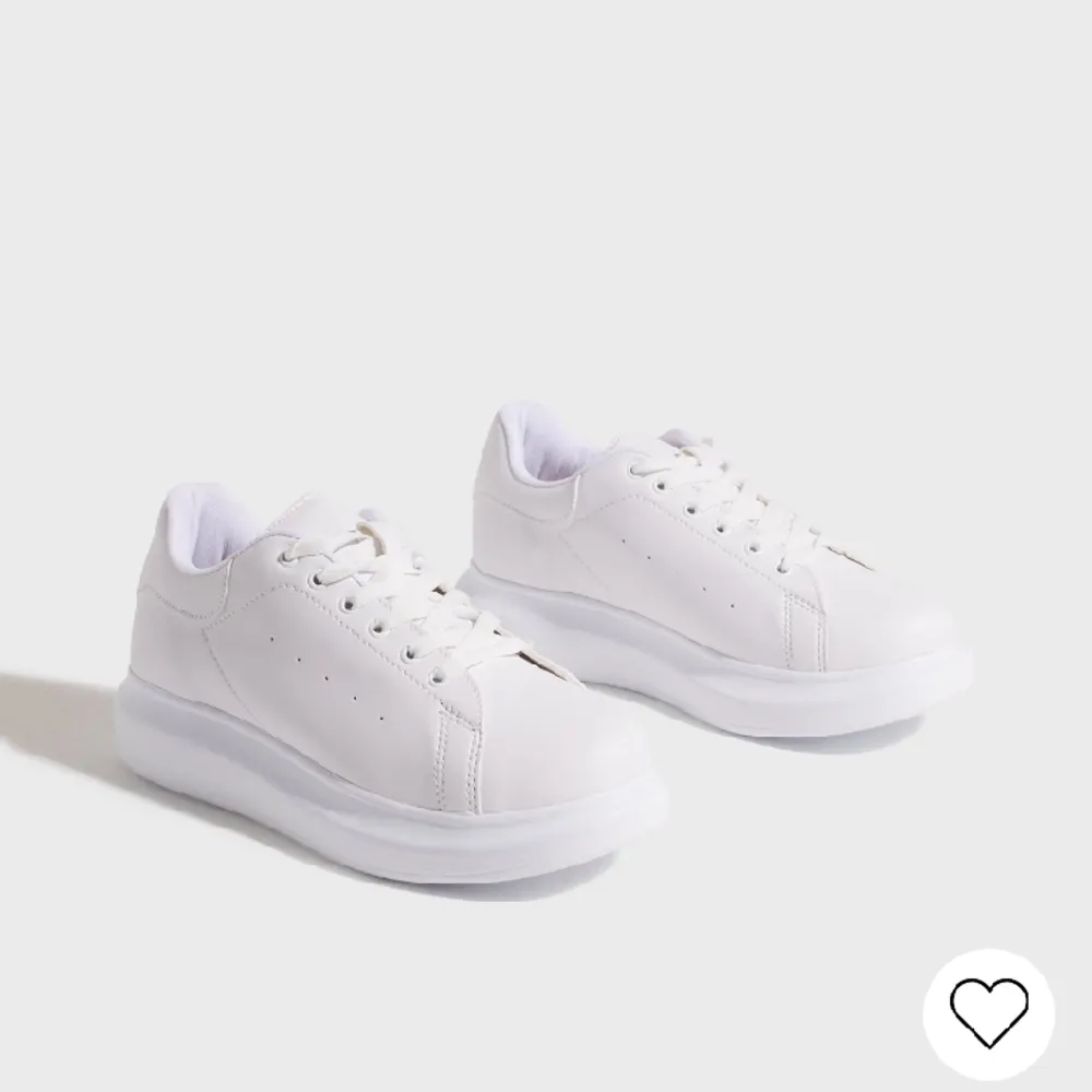 Säljer dessa vita sneakers från Nelly, använda 2 gånger och inga defekter🤗 Den sista bilden är på mina skor. Skor.