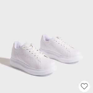 Säljer dessa vita sneakers från Nelly, använda 2 gånger och inga defekter🤗 Den sista bilden är på mina skor