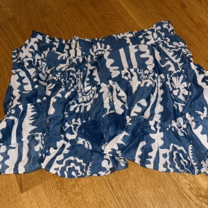 Zara kjol  - Säljer denna jätte fina kjolen från zara som inte säljs längre, den är i så fint skick och har super gulliga pom poms på snörerna, är i storlek S men man kan dra åt smörerna i midjan om man vill, sparsamt använd och fint skick❤️