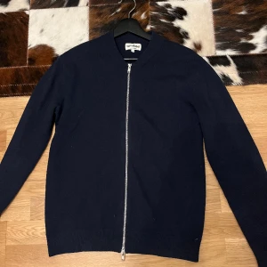 Soft Goat cashmere  - Tvär skön mörkblå soft goat 100% cashmere zip upp tröja.  Dubbel zip  Storlek S 