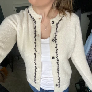 Kofta  - Jättefin kofta med svarta pärlor💗en knapp är borta men inget som märks 