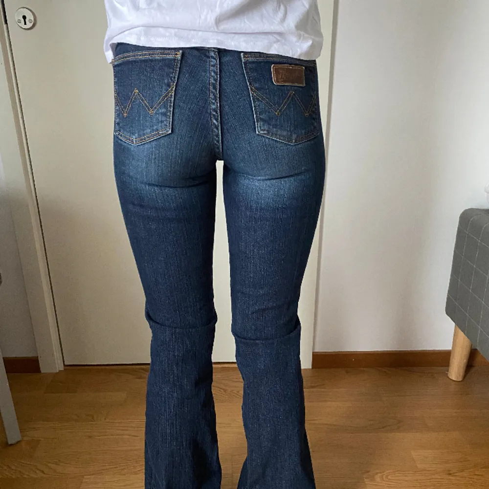 Snygga jeans som säljs då dom är för långa på mig. . Jeans & Byxor.