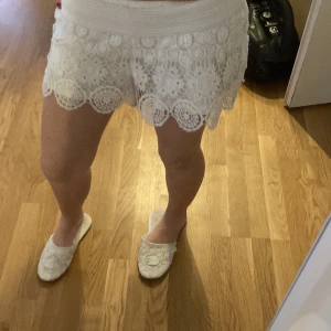 Vita shorts  - Fina vita shorts från Gina tricot som säljs inte längre. Inga defekter🩷Pris kan diskuteras. Storlek 38 men sitter ändå bra på mig som är 32\34 