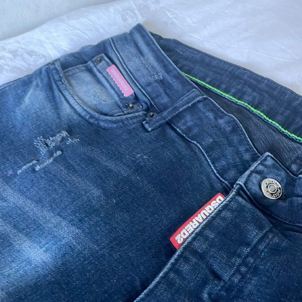 Autentiska DSQUARED2 jeans! Skick är så gott som nytt använt enbart 4-5 gånger! Storlek är 30-32 Vid snabbköp kan pris diskuteras! . Jeans & Byxor.