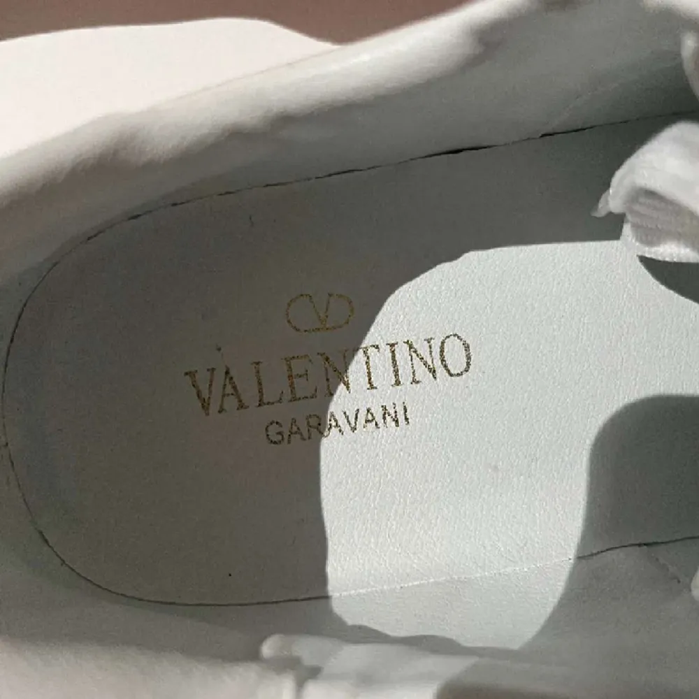 Valentino skor som inte är andväda jätte mycket, bara inomhus så dom är nya i skick.  Box och bag medföljer!. Skor.