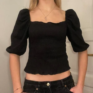 Svart topp - Svart topp från hm i st s. 