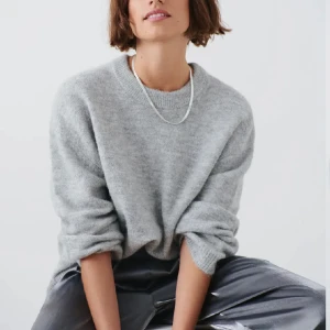 Stickad tröja - Jättefin stickad tröja från Gina tricots ”premium quality” kollektion! Aldrig använd, säljer pga den inte kommer till användning. Jättebra kvalitet!