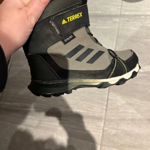 Vinterskor Adidas Strlk 32 - Köpta för ngn månad sedan, fel Strlk 