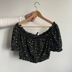 Croppad topp - Blommig croptop använd fåtal gånger.