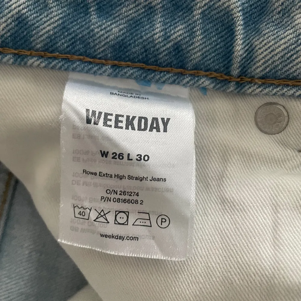 Säljer mina Rowe jeans från weekday, använt sparsamt så dem är i nyskick. Nypris är 590 kr men säljer för 400 kr💞. Jeans & Byxor.