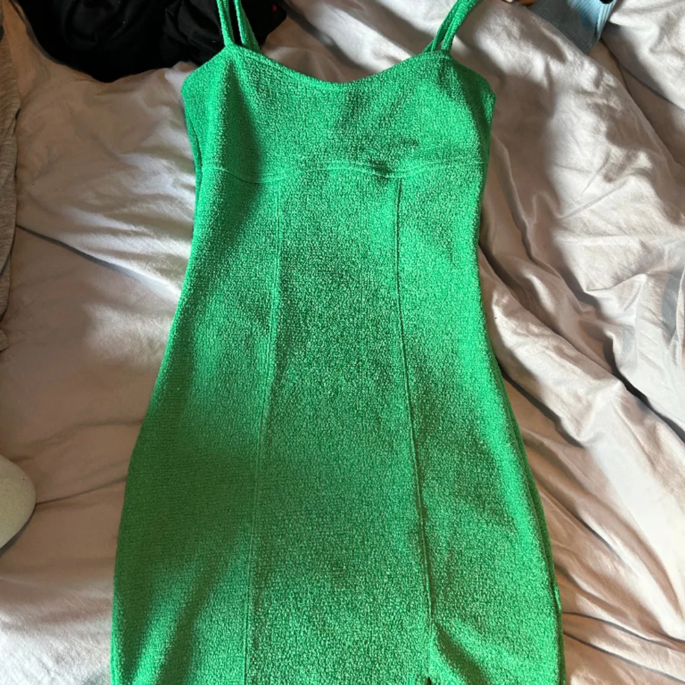 Grön tajt klänning från H&M som aldrig kommer till användning, Strl xs💕. Klänningar.