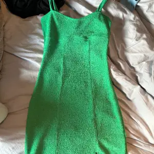 Grön tajt klänning från H&M som aldrig kommer till användning, Strl xs💕