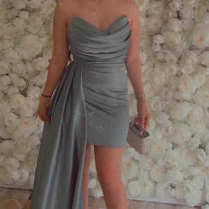 Festklänning  - Satinklänning Använt 2 gånger, storlek 36